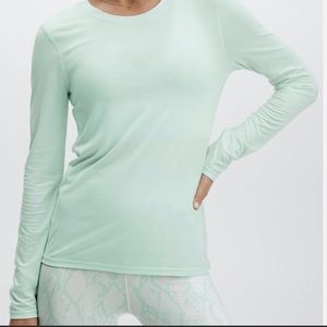 Fabletics long sleeved Phoenix lite top LARGE ice cube